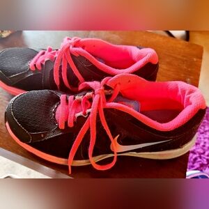 NIKE DUAL FUSION WOMENS ATHLETIC SHIES SIZE 7.5 PREOWNED